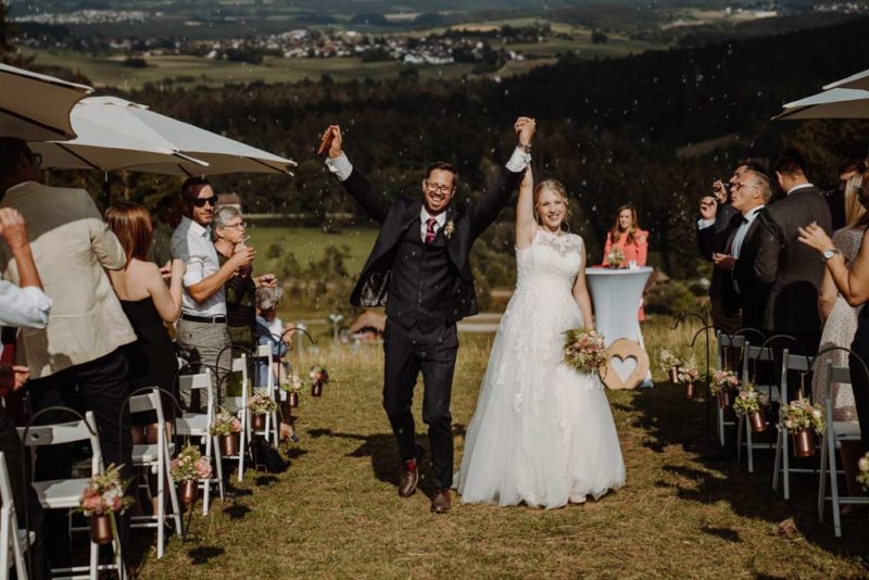 Hochzeitspaar bei freier Trauung